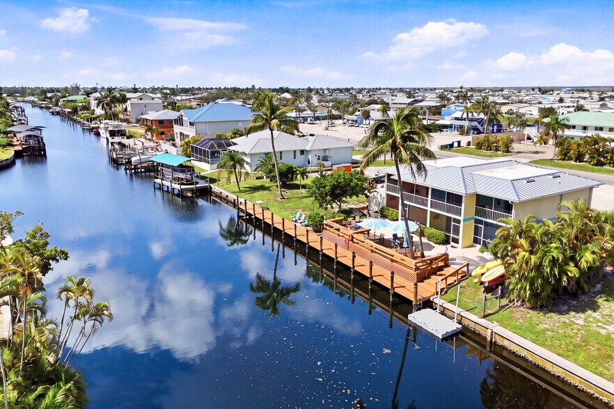 3226 Stringfellow Rd, Saint James City, FL à vendre - Photo de l’immeuble – Image 2 sur 78