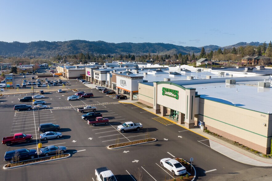1444 NW Garden Valley Blvd, Roseburg, OR à louer - Photo principale – Image 1 sur 21
