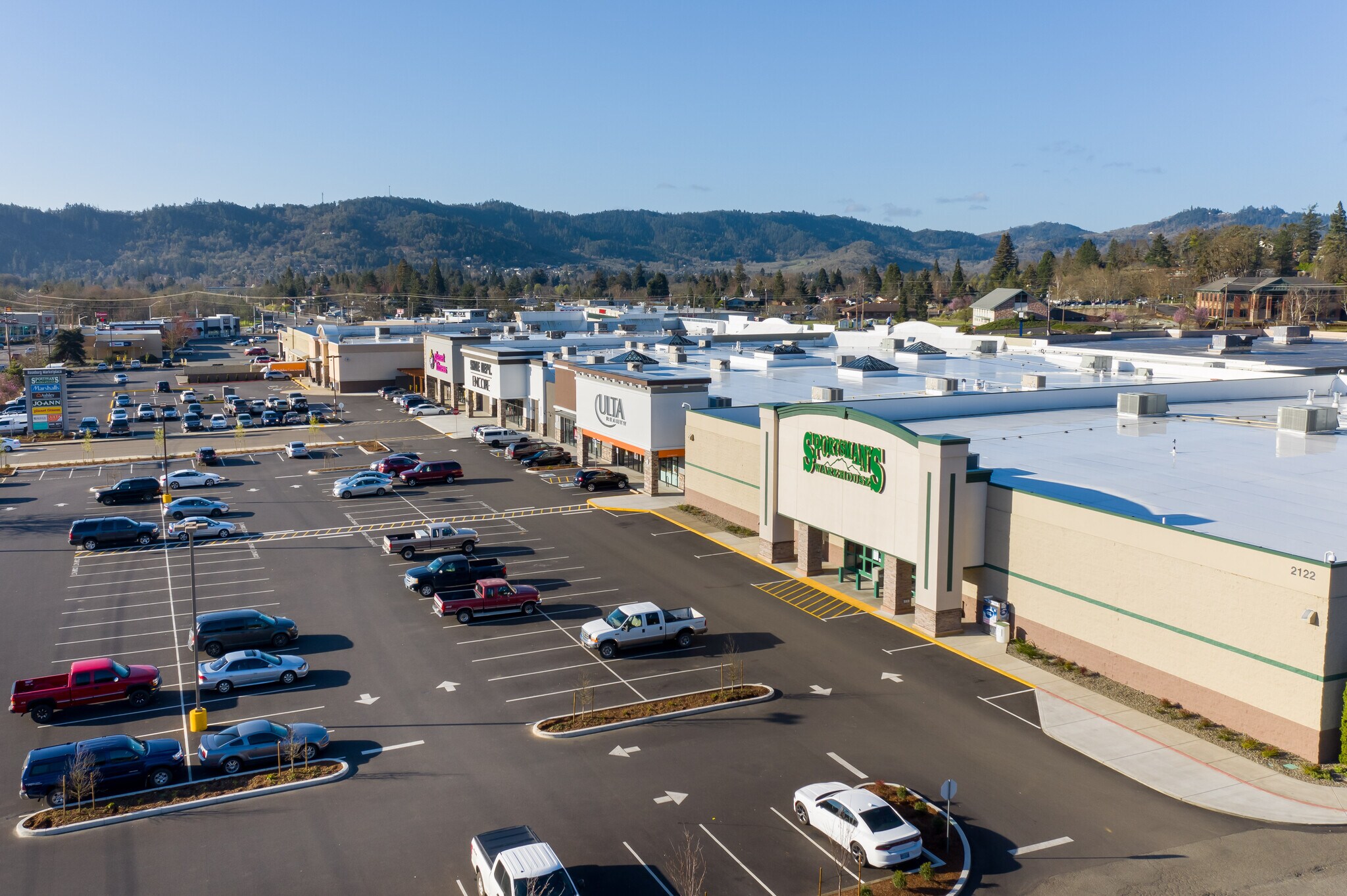 1444 NW Garden Valley Blvd, Roseburg, OR à louer Photo principale– Image 1 sur 22