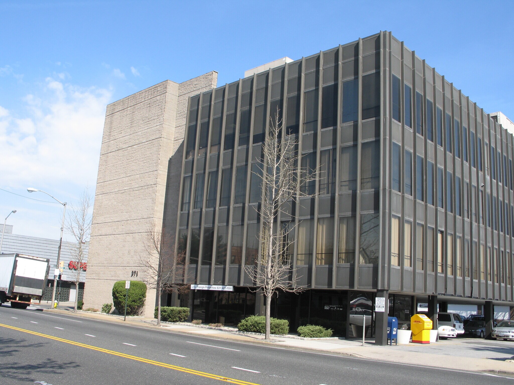 371 Merrick Rd, Rockville Centre, NY à louer Photo principale– Image 1 sur 15