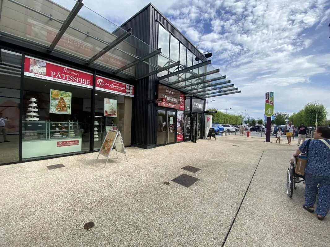 Local commercial dans Saint-Maximin à louer Photo de l’immeuble– Image 1 sur 14