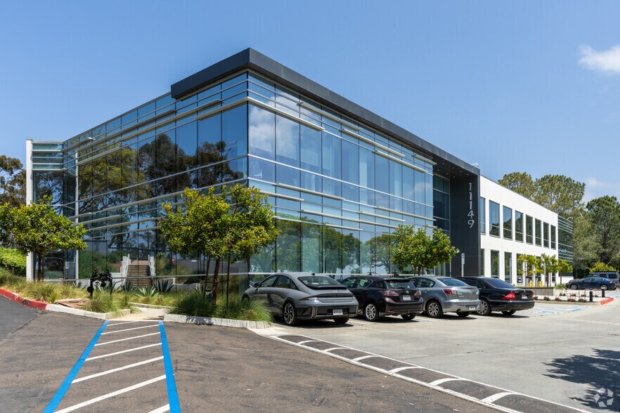 11149 N Torrey Pines Rd, La Jolla, CA à louer - Photo de l’immeuble – Image 1 sur 16