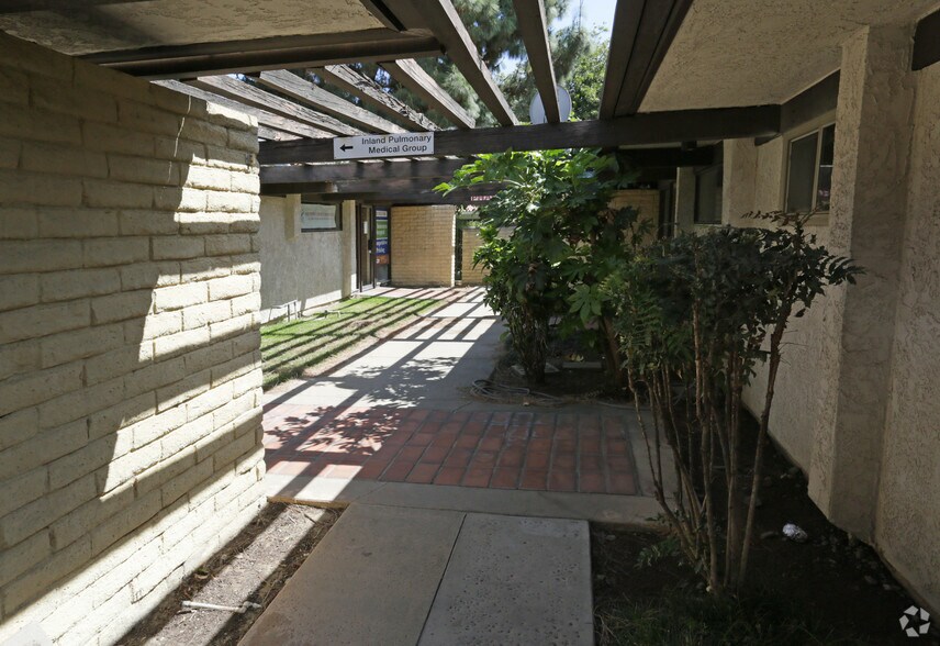 631 N 13th Ave, Upland, CA à louer - Photo de l’immeuble – Image 3 sur 7