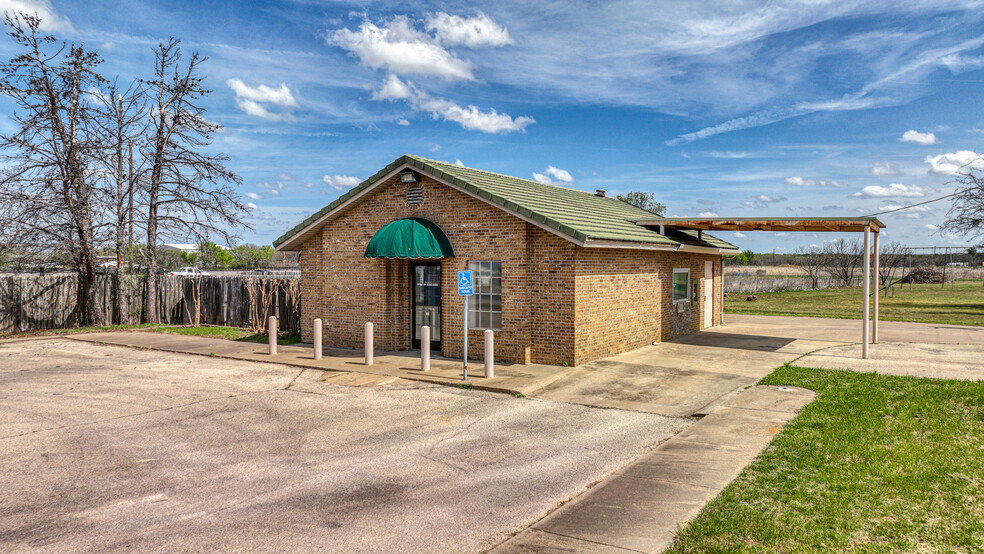 107 Fannin st, Millsap, TX à vendre - Photo de l’immeuble – Image 2 sur 22