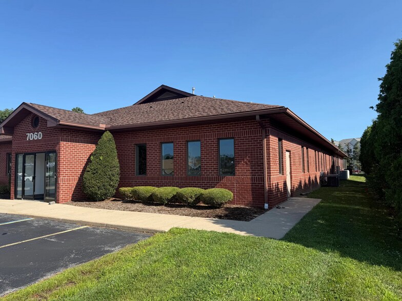 7060 Spring Meadows Dr W, Holland, OH à louer - Photo de l’immeuble – Image 3 sur 5