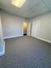 47-61 Langley Rd, Newton, MA à louer Photo intérieure– Image 1 sur 3