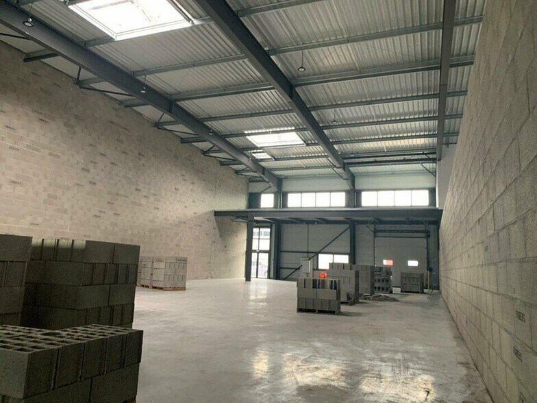 Local d’activités dans Dagneux à louer - Photo de l’immeuble – Image 1 sur 22