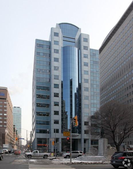525 University Ave, Toronto, ON à louer - Photo de l’immeuble – Image 1 sur 4