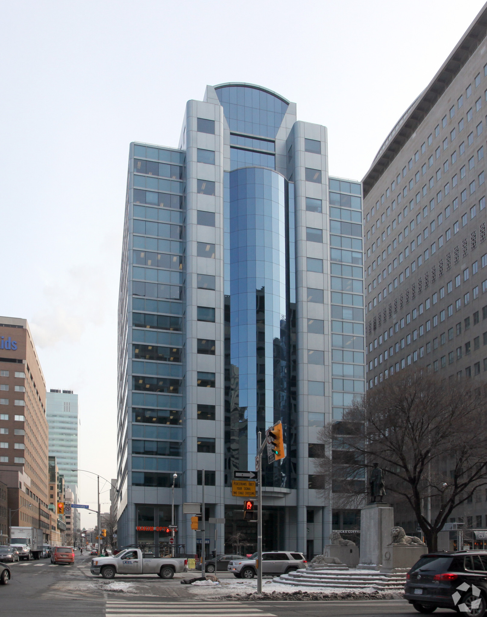 525 University Ave, Toronto, ON à louer Photo de l’immeuble– Image 1 sur 5