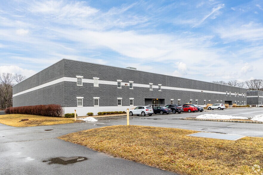 700 Business Park Dr, Freehold, NJ à louer - Photo de l’immeuble – Image 2 sur 9
