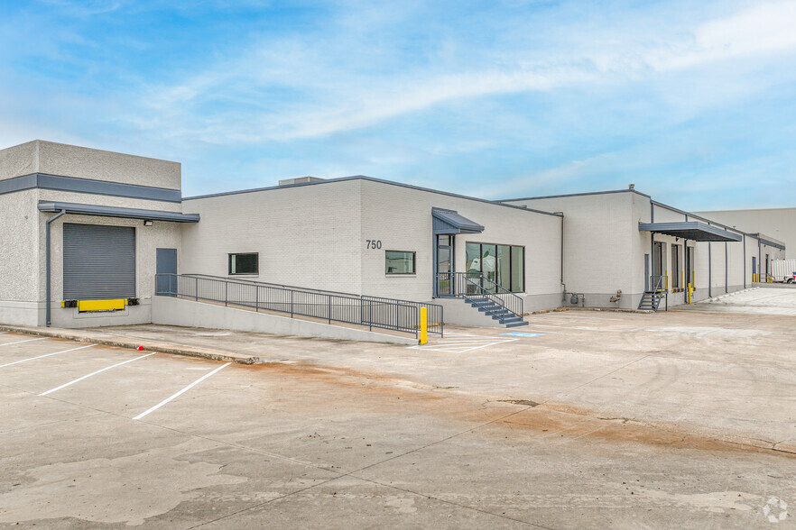 750 Regal Row, Dallas, TX à louer - Photo de l’immeuble – Image 1 sur 14
