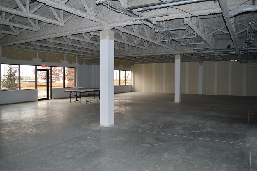 7657 50th St NW, Edmonton, AB à louer - Photo de l’immeuble – Image 3 sur 8