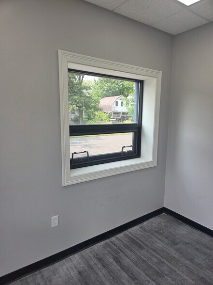 270 Brewer St, East Hartford, CT à louer - Photo de l’immeuble – Image 3 sur 11