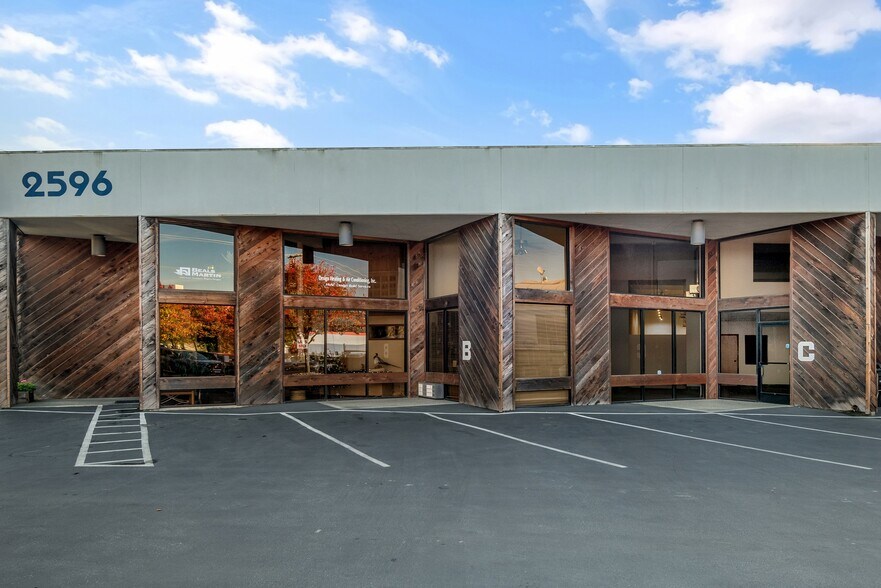 2596 Bay Rd, Redwood City, CA à louer - Photo de l’immeuble – Image 1 sur 3