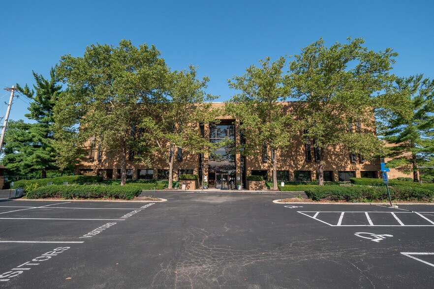 921 Chatham Ln, Columbus, OH à vendre - Photo de l’immeuble – Image 3 sur 22