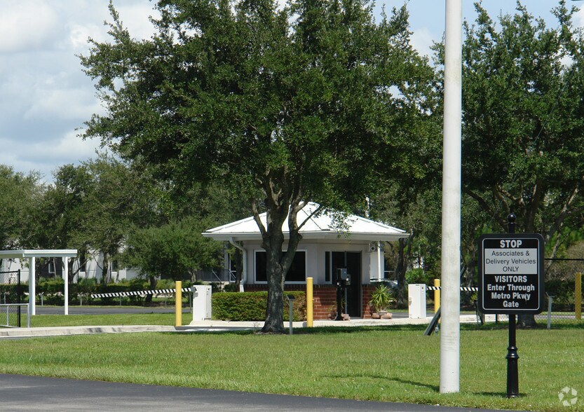6140 Mid Metro Dr, Fort Myers, FL à vendre - Photo de l’immeuble – Image 2 sur 6