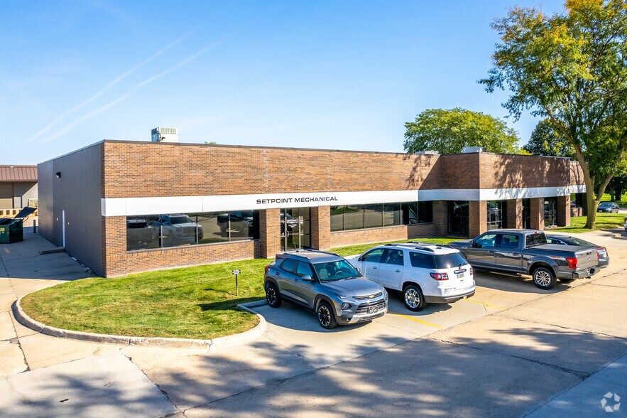 11201-11243 Aurora Ave, Urbandale, IA à louer - Photo de l’immeuble – Image 3 sur 6