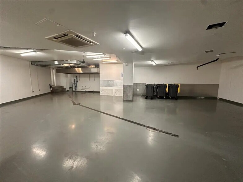 Local commercial dans Paris à vendre - Photo de l’immeuble – Image 2 sur 8