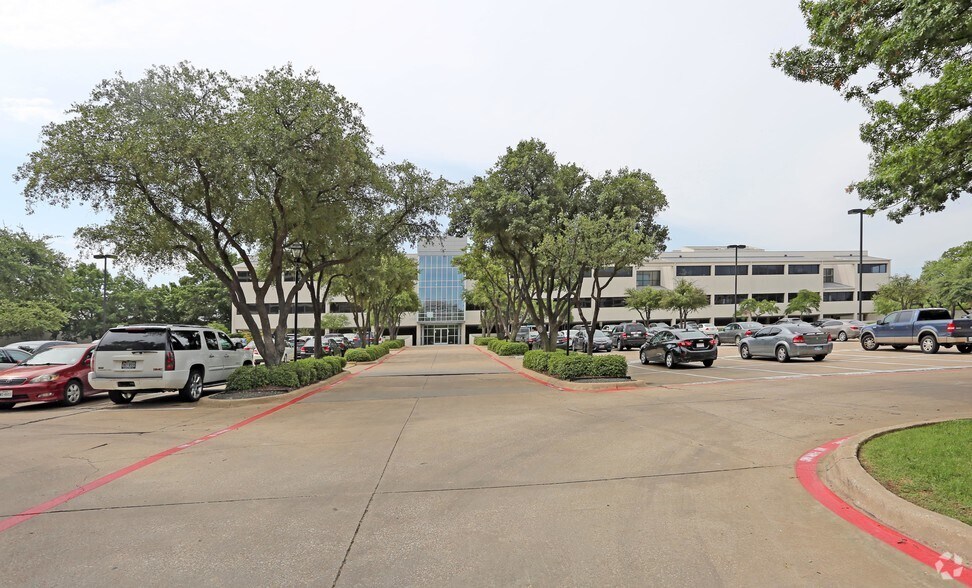 300 Decker Dr, Irving, TX à louer - Photo de l’immeuble – Image 3 sur 22