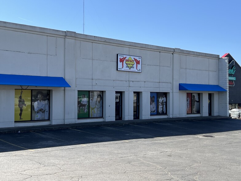 9503 E Washington St, Indianapolis, IN à vendre - Photo de l’immeuble – Image 1 sur 25