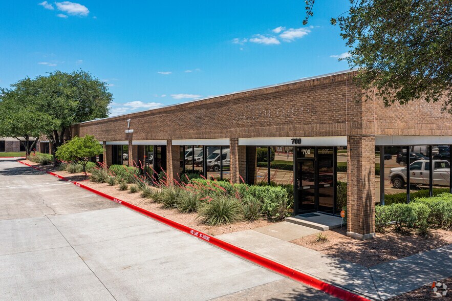 1801 Royal Ln, Farmers Branch, TX à louer - Photo principale – Image 2 sur 17