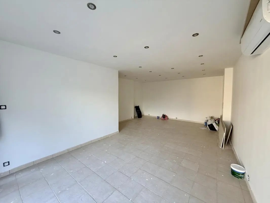 Local commercial dans Puget-sur-Argens à louer Photo intérieure– Image 1 sur 8