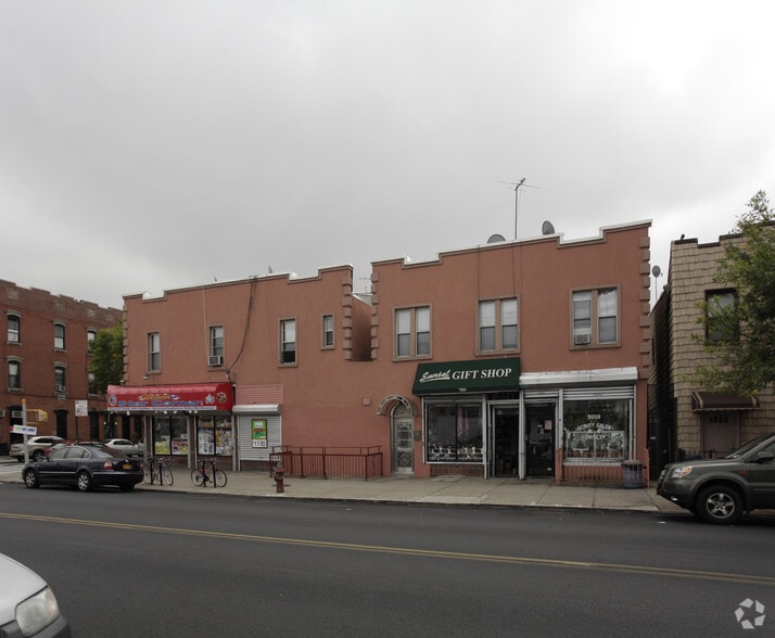 780 Metropolitan Ave, Brooklyn, NY à louer - Photo de l’immeuble – Image 2 sur 2