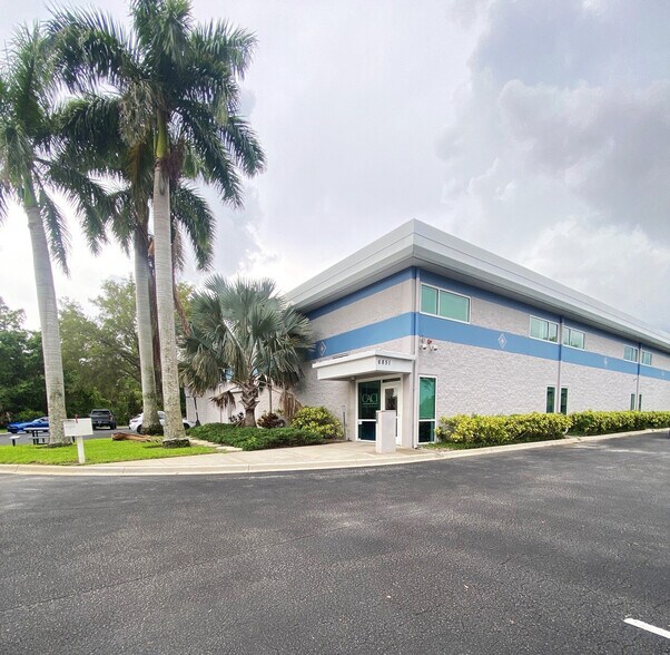 6851 Professional Pky W, Sarasota, FL à louer - Photo principale – Image 1 sur 8