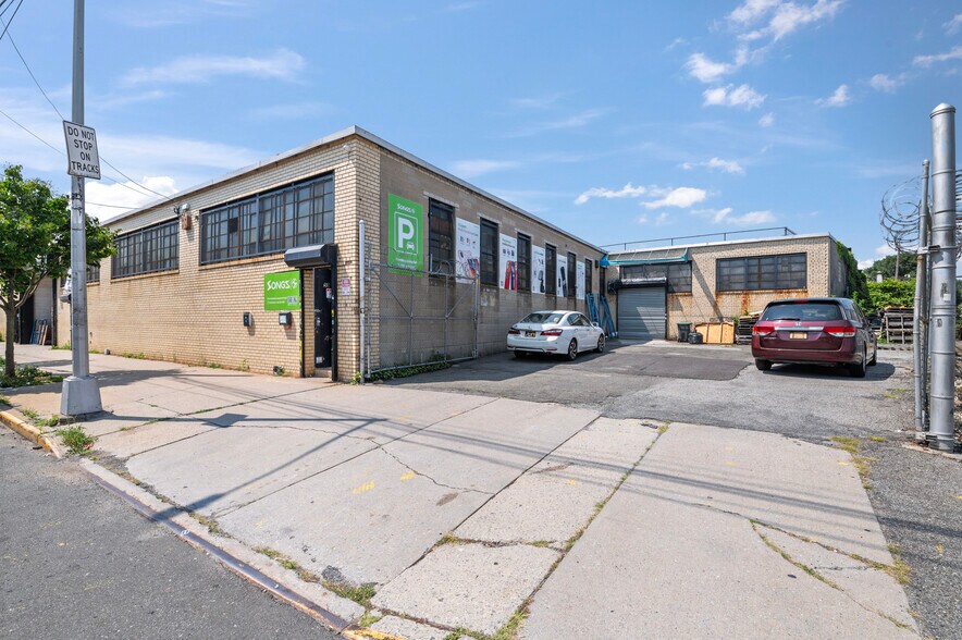 59-48 55th St, Maspeth, NY à vendre - Photo de l’immeuble – Image 2 sur 16