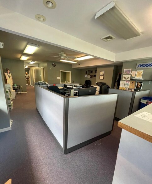 2414 Rhawn St, Philadelphia, PA à louer - Photo de l’immeuble – Image 3 sur 7
