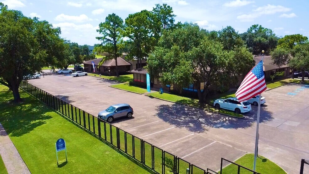 7135 W Tidwell Rd, Houston, TX à louer - Photo de l’immeuble – Image 3 sur 11