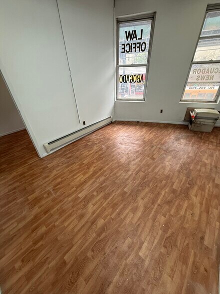 64-03 Roosevelt Ave, Woodside, NY à louer - Photo de l’immeuble – Image 3 sur 32