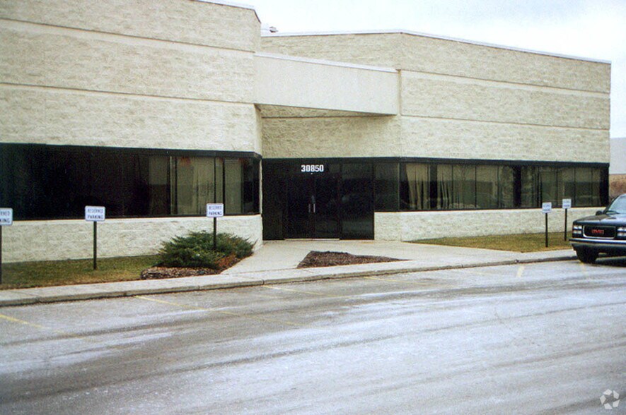 30850-30870 Stephenson Hwy, Madison Heights, MI à louer - Photo de l’immeuble – Image 3 sur 5