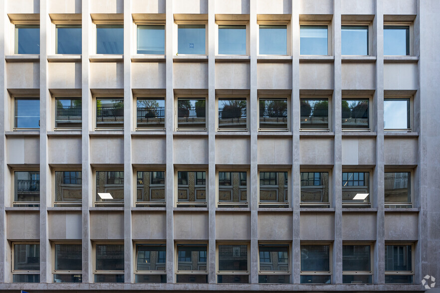 32 Rue De Ponthieu, Paris à louer - Photo de l’immeuble – Image 2 sur 5