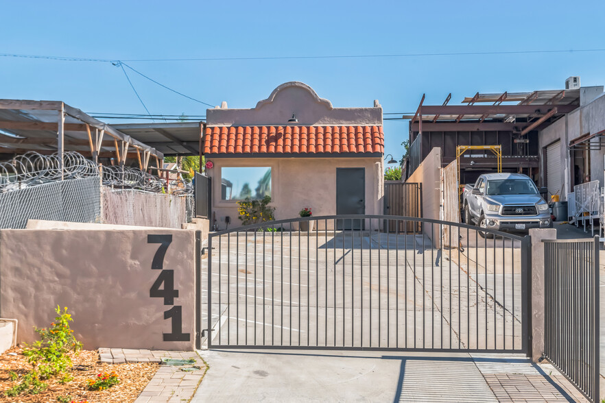 741 Grand Ave, Spring Valley, CA à vendre - Photo de l’immeuble – Image 2 sur 29