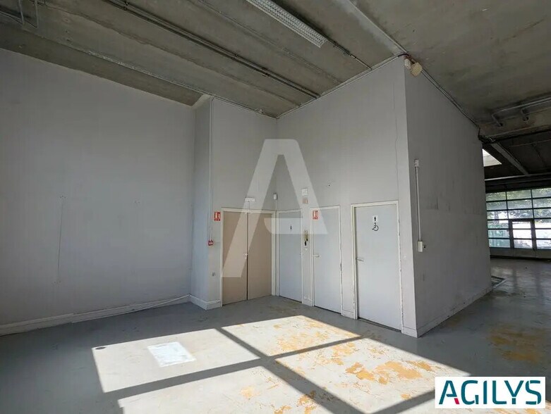 Local d’activités dans Villejust à louer - Photo intérieure – Image 2 sur 11