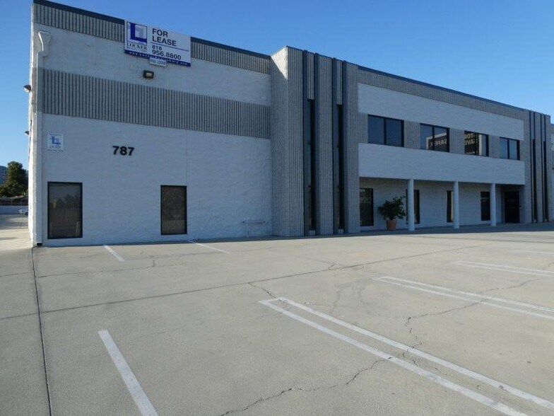 787 W Woodbury Rd, Altadena, CA à louer - Photo de l’immeuble – Image 3 sur 27