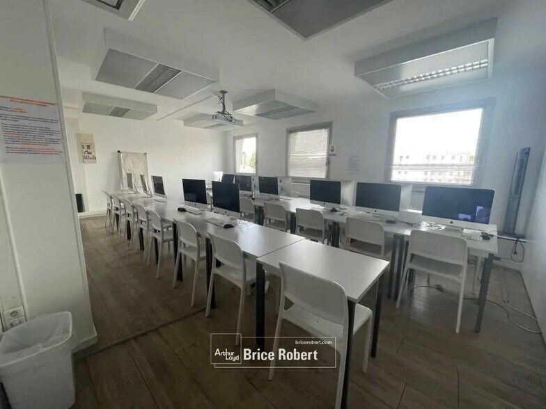 Bureau dans Villeurbanne à louer - Photo de l’immeuble – Image 3 sur 5
