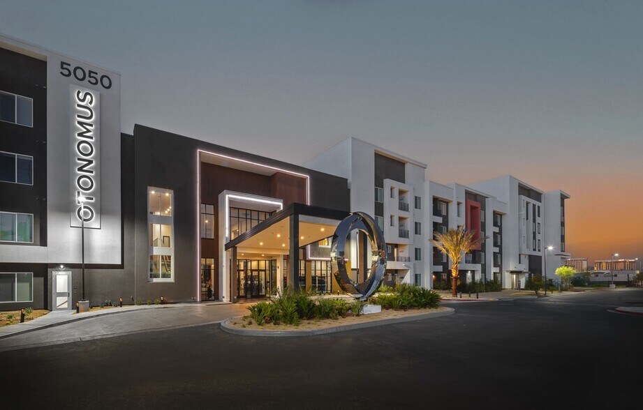 5050 W Russell Rd, Las Vegas, NV à louer - Photo de l’immeuble – Image 1 sur 9