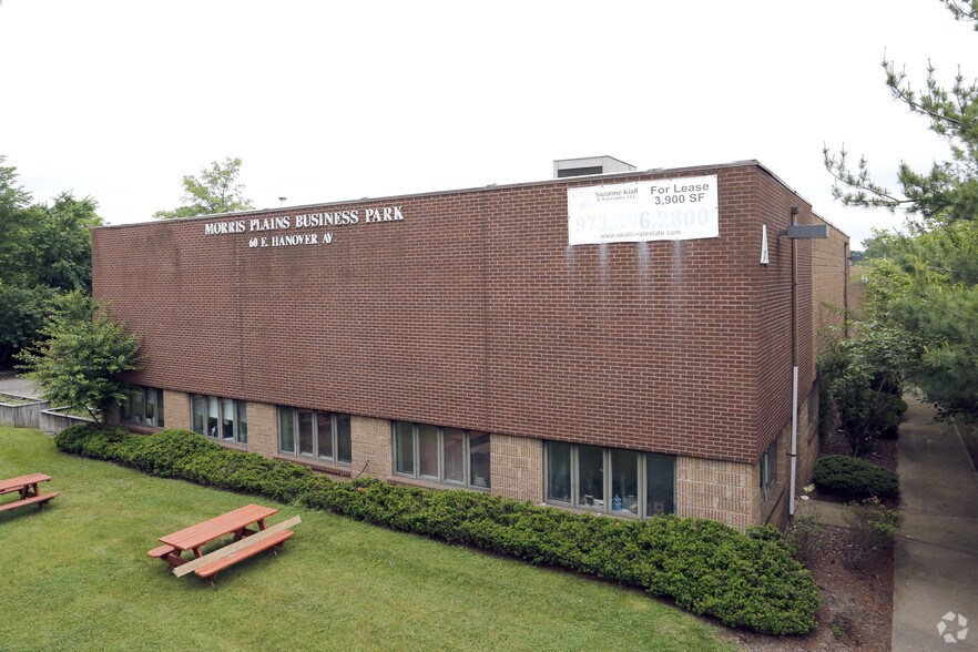 60 E Hanover Ave, Morris Plains, NJ à vendre - Photo de l’immeuble – Image 2 sur 31