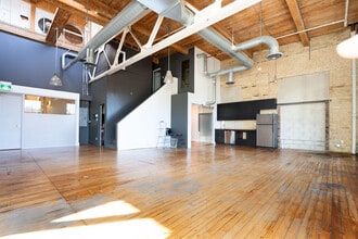 219 Dufferin St, Toronto, ON à louer Photo de l’immeuble– Image 2 sur 5
