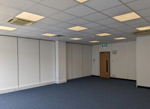 High St, Redhill à louer Photo intérieure– Image 2 sur 2