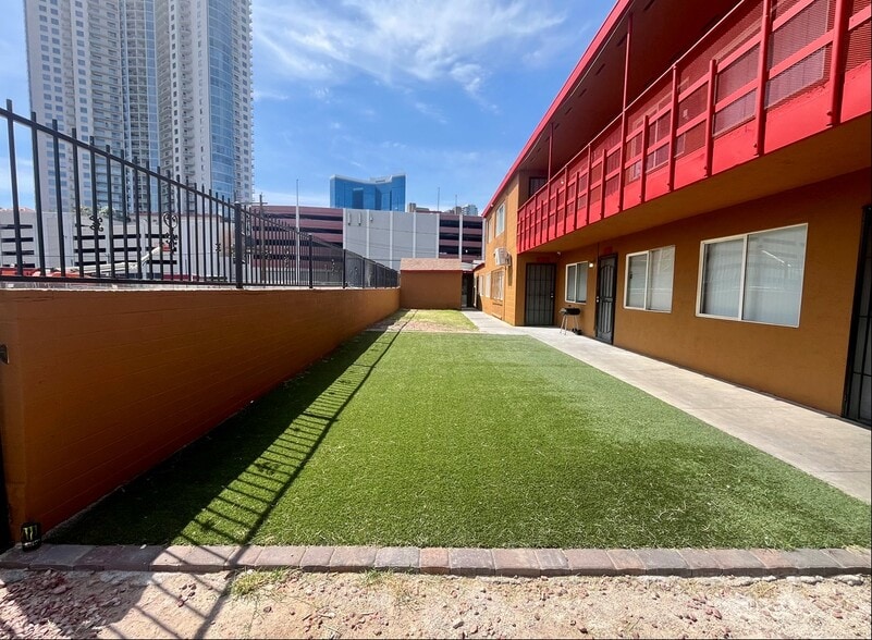 239 W Cleveland Ave, Las Vegas, NV à vendre - Photo de l’immeuble – Image 2 sur 74