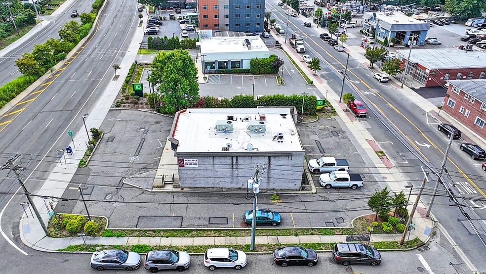 24 Broadhollow Rd, Melville, NY à louer - Photo de l’immeuble – Image 3 sur 8