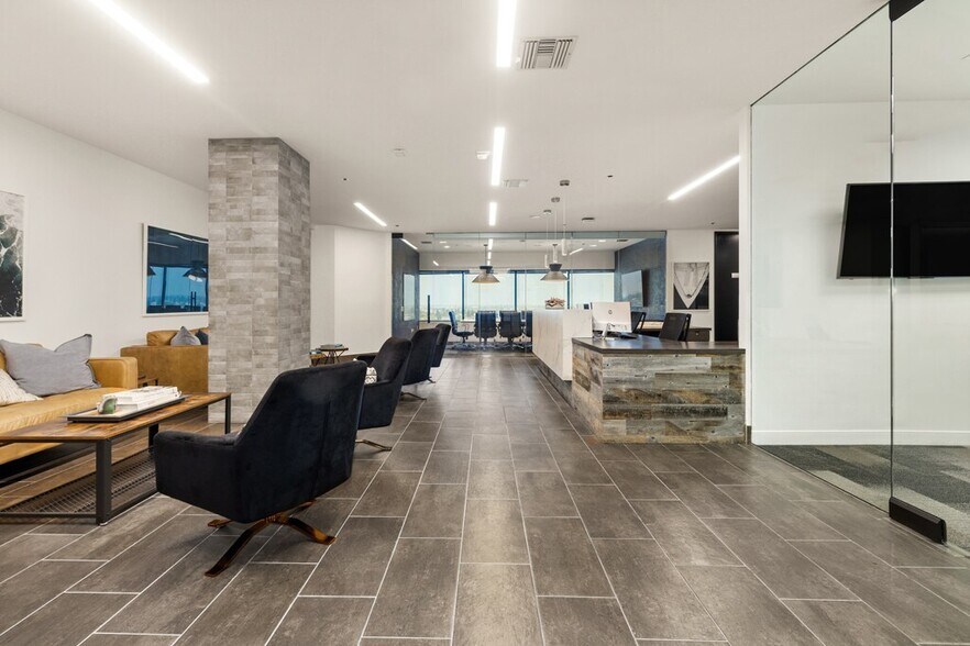 17011 beach Blvd, Huntington Beach, CA à louer - Photo de l’immeuble – Image 2 sur 6