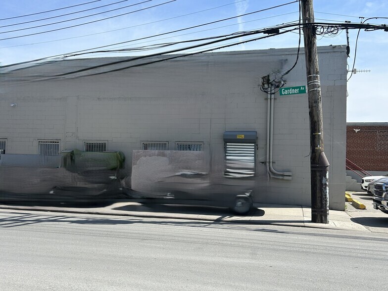 251 Lombardy St, Brooklyn, NY à louer - Photo de l’immeuble – Image 2 sur 7