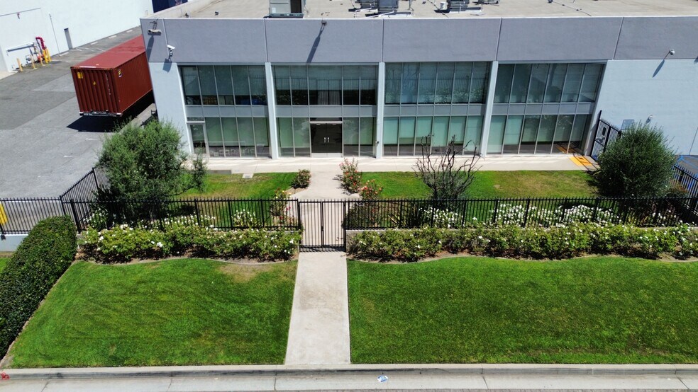575 W Manville St, Compton, CA à louer - Photo de l’immeuble – Image 2 sur 6