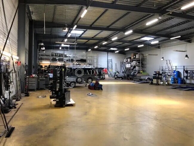 Plus de détails pour Local d'activités à louer