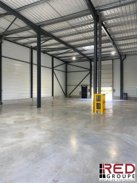Industriel/Logistique dans Signes à louer - Photo de l’immeuble – Image 2 sur 5