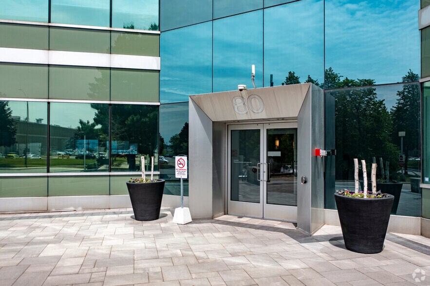 80 Micro Ct, Markham, ON à louer - Photo de l’immeuble – Image 3 sur 6
